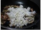 菌菇红肠蛋炒饭的做法图解6