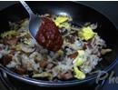 菌菇红肠蛋炒饭的做法图解8