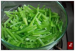 芹菜花生米的做法步骤2