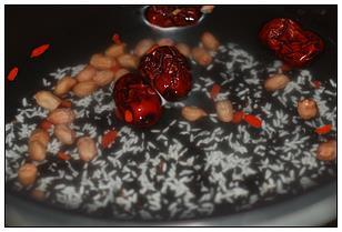 花生红枣黑米粥的做法步骤1