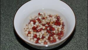 红豆薏米水的做法图解1