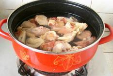 崂山松蘑炖鸡的做法步骤2
