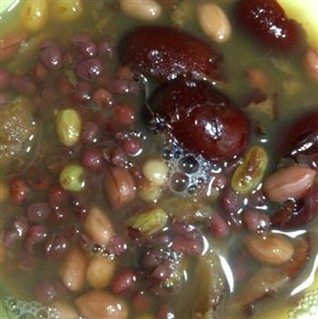 红枣红豆花生汤的做法步骤5