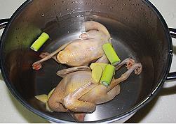 枣杞乳鸽汤的做法步骤1