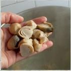 蘑菇鸡腿鲜汤的做法图解7