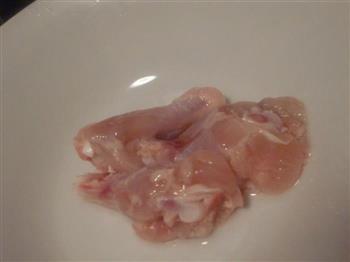 猪肉肠+蒜蓉西兰花+红烧鸡翅的做法步骤2