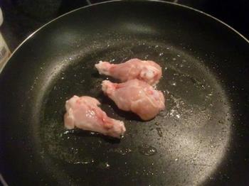 猪肉肠+蒜蓉西兰花+红烧鸡翅的做法步骤4
