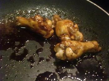 猪肉肠+蒜蓉西兰花+红烧鸡翅的做法步骤6