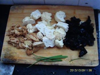 豆腐肉圆猴头菇花菜木耳汤的做法步骤2