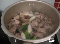 清炖白萝卜牛腩汤的做法步骤5