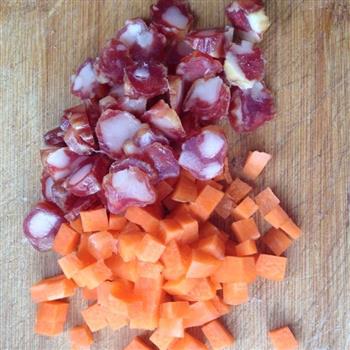 香肠豌豆焖饭的做法步骤2