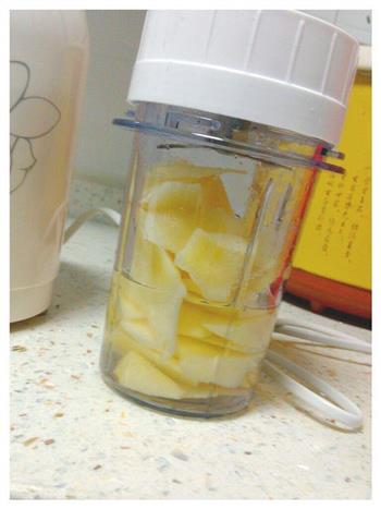鲜榨苹果汁的做法步骤2
