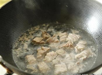 牛腩菌菇汤的做法步骤3