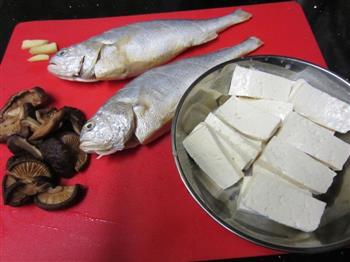 香菇豆腐烩黄鱼的做法图解1