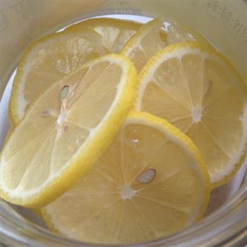 DIY蜂蜜柠檬茶的做法图解2