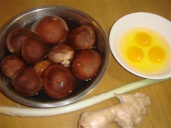 香菇炒鸡蛋的做法步骤1
