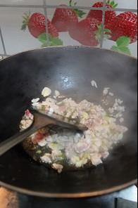 榨菜黄豆芽炒肉丁的做法步骤3