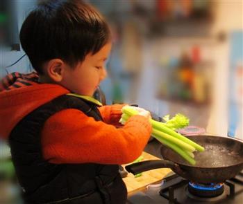 小手做羹汤-宝宝常见健脾养胃类食补处方-花生米拌芹菜的做法图解1