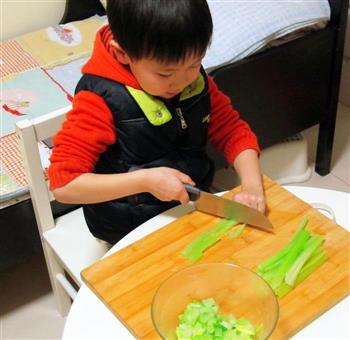 小手做羹汤-宝宝常见健脾养胃类食补处方-花生米拌芹菜的做法图解2