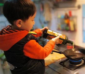 小手做羹汤-宝宝常见健脾养胃类食补处方-花生米拌芹菜的做法图解3