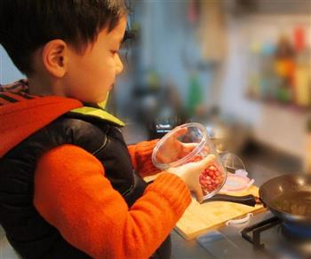 小手做羹汤-宝宝常见健脾养胃类食补处方-花生米拌芹菜的做法图解4