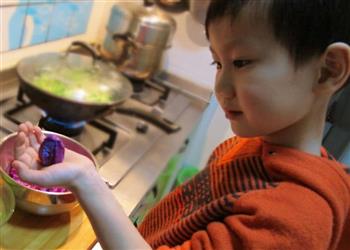 小手做羹汤-宝宝常见健脾养胃类食补处方-彩虹下火菜的做法步骤1