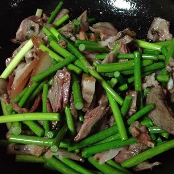 蒜苔炒猪头肉的做法步骤1