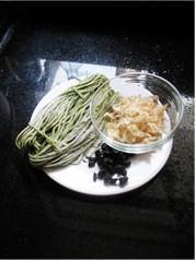 虾皮豆豉拌蔬菜面的做法步骤1