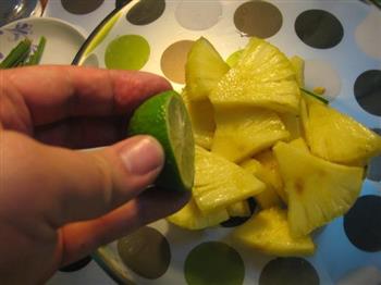 香茅草菠萝沙拉的做法图解2