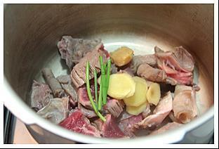 咖喱土豆炖牛肉的做法图解2