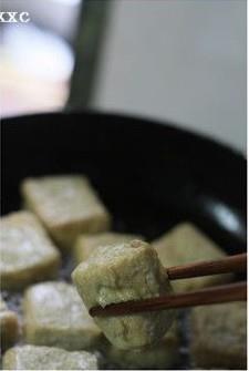 煎臭豆腐的做法图解3