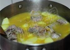 咖喱土豆炖排骨的做法步骤9