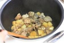 电饭煲版土豆焖排骨的做法步骤5