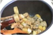 电饭煲版土豆焖排骨的做法步骤6