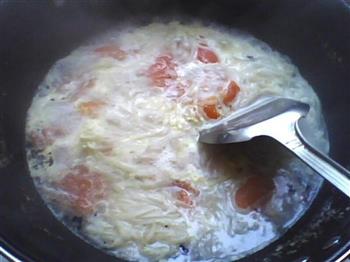 懒人快手早午饭-做一碗清淡简单的西红柿鸡蛋面的做法步骤2