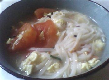 懒人快手早午饭-做一碗清淡简单的西红柿鸡蛋面的做法步骤3