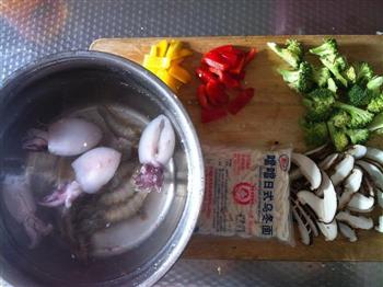 日式墨鱼鲜虾乌东面的做法步骤1