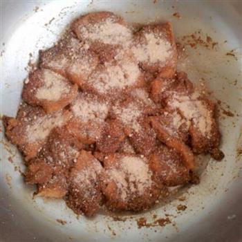 土豆粉蒸肉的做法图解2