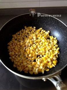 香甜松仁玉米粒的做法步骤4