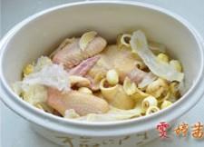 白莲茶树菇乳鸽汤的做法步骤3