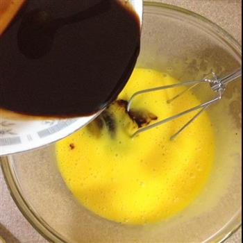 低油咖啡核桃蛋糕卷的做法图解2