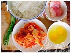 花样米饭-韩式辣白菜炒饭的做法图解1
