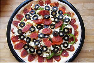 腊肠黑橄榄披萨的做法图解4