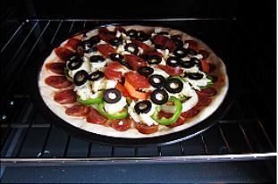 腊肠黑橄榄披萨的做法图解5
