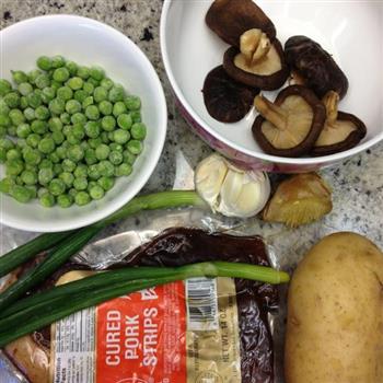 土豆青豆香菇腊肉焖饭的做法步骤2