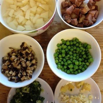 土豆青豆香菇腊肉焖饭的做法图解4