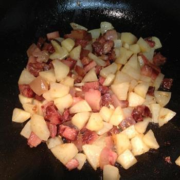 土豆青豆香菇腊肉焖饭的做法图解6