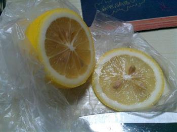 自制农夫山泉水溶C100柠檬水的做法步骤1