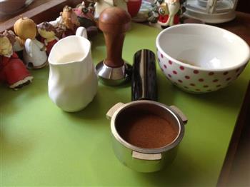 在家煮一杯好咖啡-拉花拿铁 Love的做法图解1