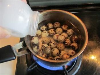 口蘑鹌鹑蛋烧肉的做法图解1